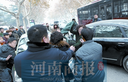 兩名女子廝打在一起，民警上前勸架