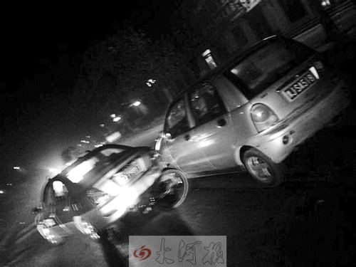 撞上出租車QQ才停下，兩車間還夾著一輛自行車。