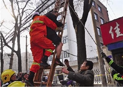 老漢右腿燒傷，樹(shù)下扔了一只燒焦的鞋