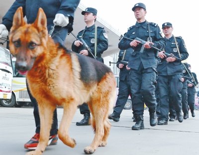牽警犬持微沖，特警在車站巡邏