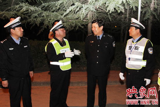 該支隊(duì)支隊(duì)長石軍(左二)、政委周西漢（左一）在向省總隊(duì)督導(dǎo)組匯報(bào)整治酒駕時(shí)的情景。