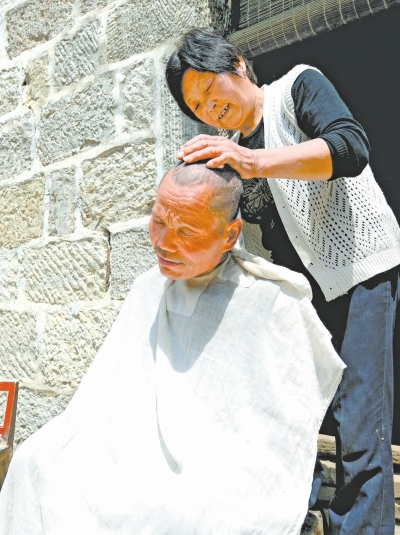 為了照顧兩個(gè)小叔，馬英專門學(xué)會(huì)了理發(fā)。
