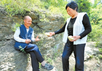 5月5日，馬英為上山放牛的劉五送干糧。