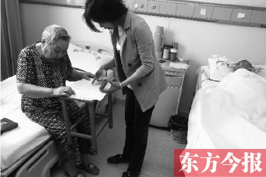 昨日，鄭大五附院二號樓住院部，馬老太寫下委托書，并簽字摁指印委托女兒代理為昏迷老伴解鎖取錢