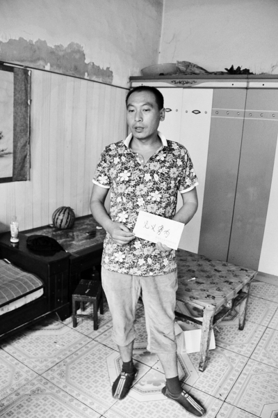 采建新拿的信封里，是南京警方送來(lái)的獎(jiǎng)金。