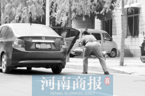 鄭州西區(qū)一氧氣廠門前，有人充氣后，將氧氣瓶裝上私家車運(yùn)走