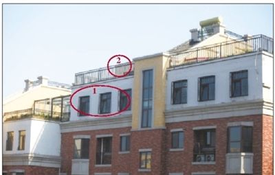 中海城香克林小區(qū),楊智家的樓頂上加蓋了兩層違建。其中北側(cè)露臺建成了一層灰白色的房屋(①)。在該違建頂部的東側(cè),又加蓋了一層面積較小的房屋(②)。新京報記者 韓萌 攝