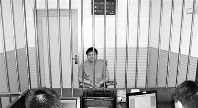 警方審訊犯罪嫌疑人“秦火火”。
