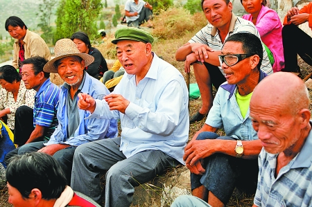 在唐莊，當(dāng)?shù)厝罕娒看我?jiàn)到吳金印總有說(shuō)不完的知心話。記者 史長(zhǎng)來(lái) 攝