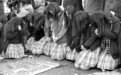 7日，韓國首爾，韓國高考舉行前，學(xué)子們跪地祈禱，希望能考個好成績。