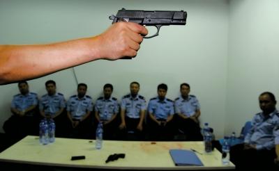 在一堂槍械教學(xué)課上，教官向參訓(xùn)民警們講解警用手槍的特點(diǎn)和正確握姿。記者 董世彪 攝