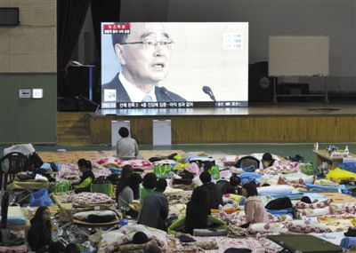 27日，韓國珍島，“歲月”號客輪乘客家屬在體育館觀看總理鄭烘原辭職新聞。當日，鄭烘原召開緊急發(fā)布會，表示對韓國“歲月”號沉船事件負責，宣布引咎辭職。