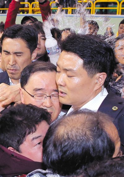 17日，鄭烘原（中）會見乘客家屬時，遭到家屬辱罵、潑水。