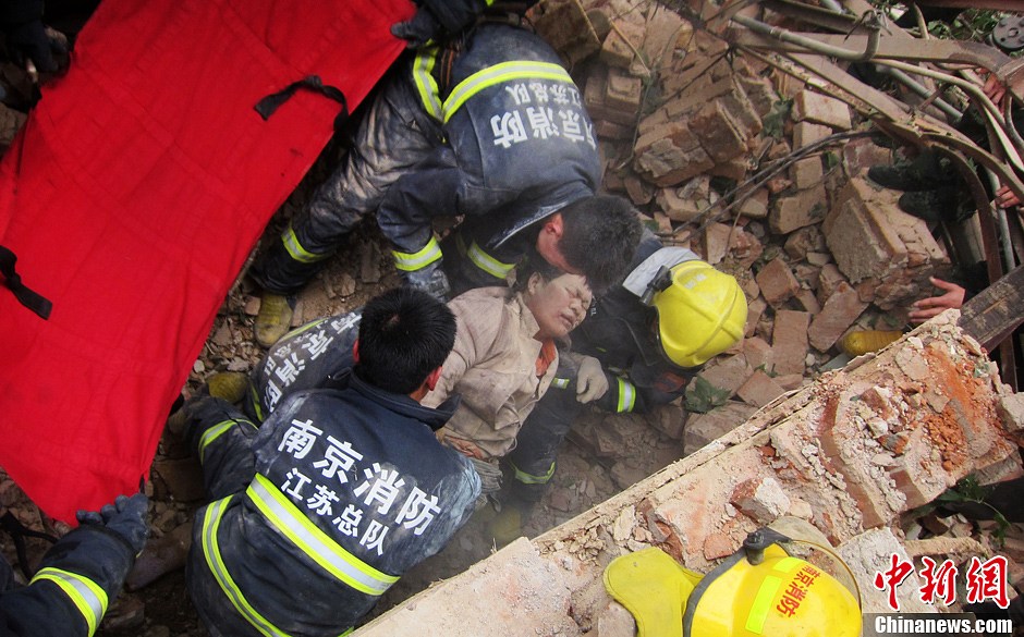 圖為南京消防隊員從廢墟中將傷者抬出。中新社發(fā) 梅亮 攝