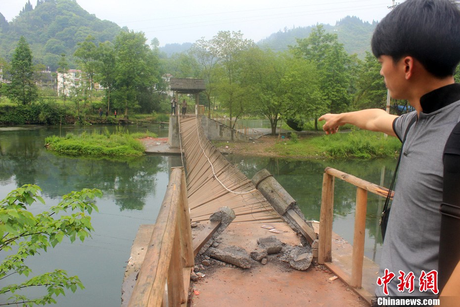 5月2日，一名目擊者正在介紹鳳凰吊橋事發(fā)情景。