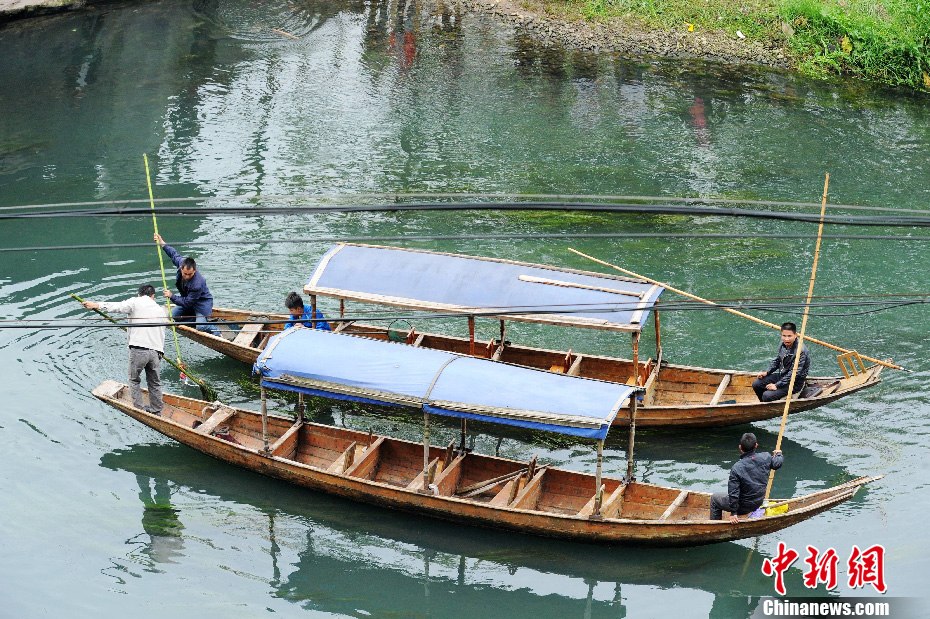 5月2日，鳳凰縣搜尋人員仍在沱江下游搜尋。