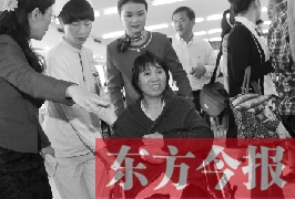 坐在輪椅上的，就是為兒子捐出肝、腎的母親潘大想