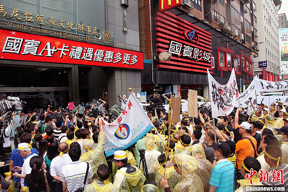 5月13日下午，屏東縣數(shù)百漁民北上臺(tái)北，冒雨在馬尼拉經(jīng)濟(jì)文化辦事處前抗議，要求菲律賓政府為攻擊臺(tái)漁船