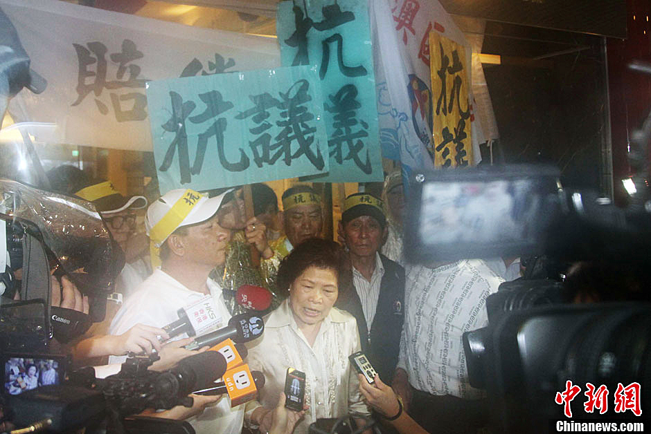 圖為死者洪石成的遺孀控訴菲相關(guān)人員暴行，呼吁菲方正式道歉。中新社發(fā) 董會(huì)峰/攝
