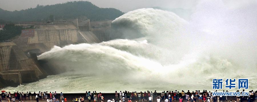 　　6月22日，大批游客聚集在黃河小浪底出水口前觀看巨瀑飛瀉的景觀。