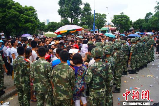 7月9日，聚集在中國人民銀行北海市中心支行的外地民眾越來越多，當(dāng)?shù)毓俜讲坏貌怀鰟哟笈叿?、武警前往維