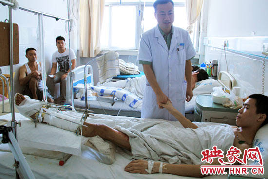 據(jù)仁濟醫(yī)院外傷科主任張明伍介紹，楊偉峰的小腿的創(chuàng)面已經(jīng)恢復(fù)得差不多了，治療情況還比較樂觀。但因為小腿