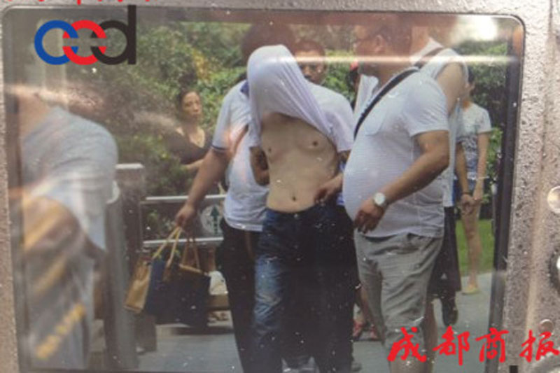 圖為事發(fā)現(xiàn)場(chǎng)，嫌疑人被警方控制。