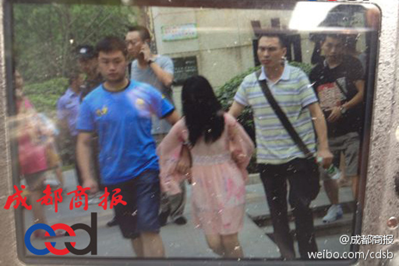 圖為事發(fā)現(xiàn)場(chǎng)，嫌疑人被警方控制。