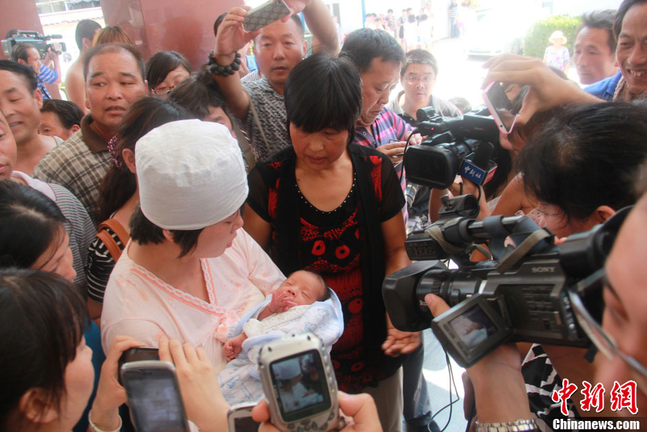 圖為大批媒體記者采訪獲救嬰兒母親。張一辰 攝