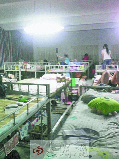 住在電教室里的女生們，擁擠不堪。