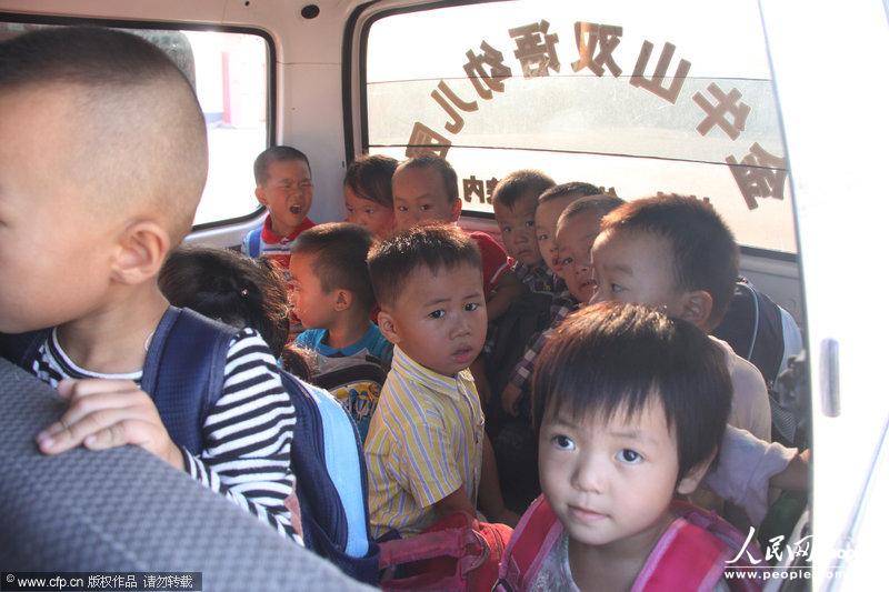 河南一面包車(chē)當(dāng)校車(chē)嚴(yán)重超載 6座擠著28個(gè)孩子