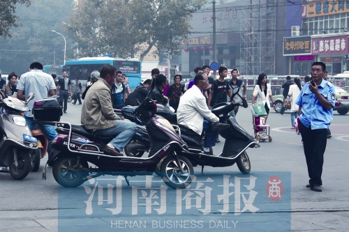 　火車站廣場(chǎng)北側(cè)，幾輛摩的正在等客