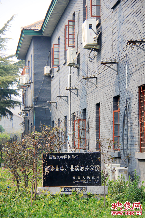 因?yàn)榭h委大院‘陳舊老土’,政府大院的蘇式建筑于2006年被列為縣級文物保護(hù)單位。