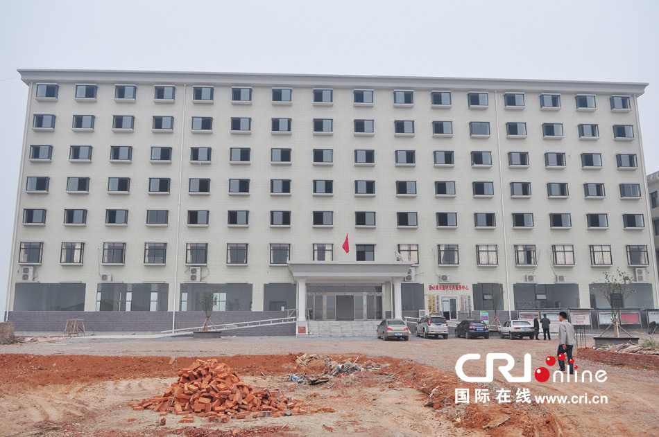 2013年10月21日，長(zhǎng)沙云蓋村欠債千萬(wàn)新建的豪華村部樓。