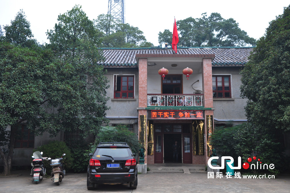 　2013年10月21日，這是蓮花鎮(zhèn)人民政府的辦公樓，和蓮花鎮(zhèn)云蓋村的辦公樓相比，寒酸不少。