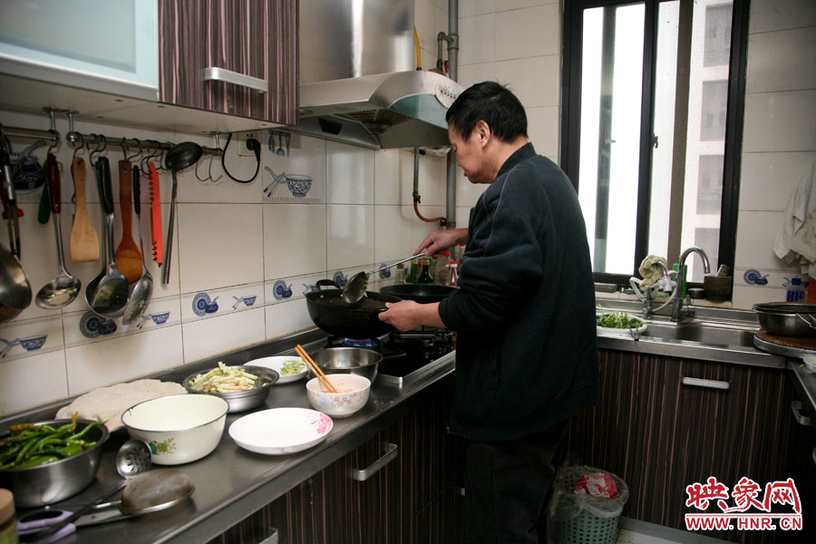 由于二老年齡也大了，于是姥姥的弟弟來住在家中幫忙照顧海龍