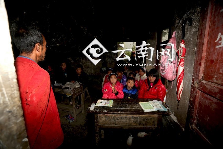 小學(xué)里只有兩個班，大點的孩子無法升入高年級，只得從一年級再讀起，就像復(fù)讀機。