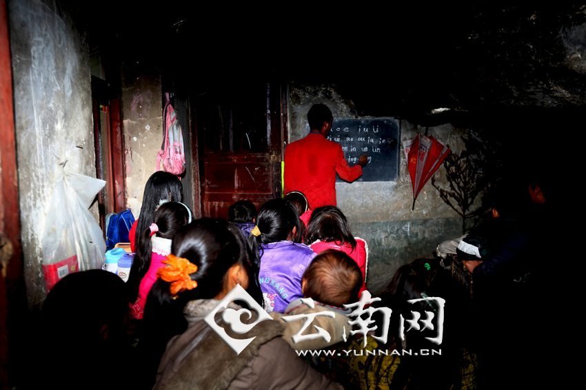 由于受到當(dāng)?shù)厝似缫?，大鍋圈的孩子們沒有外出求學(xué)的機會，只能在這樣的簡易房里學(xué)習(xí)