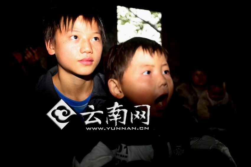 孩子認真地跟著袁老師讀拼音。徐弘毅 攝