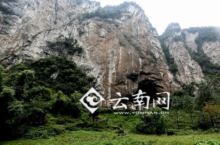 大鍋圈小學(xué)就建在這樣一個懸崖絕壁邊上。