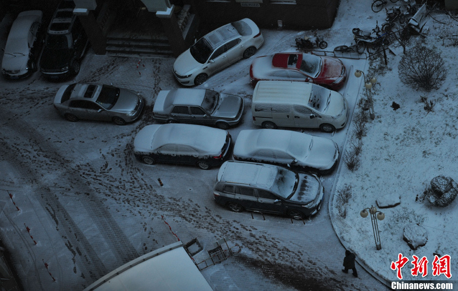 11月18日，沈陽(yáng)街頭車(chē)輛被積雪覆蓋。