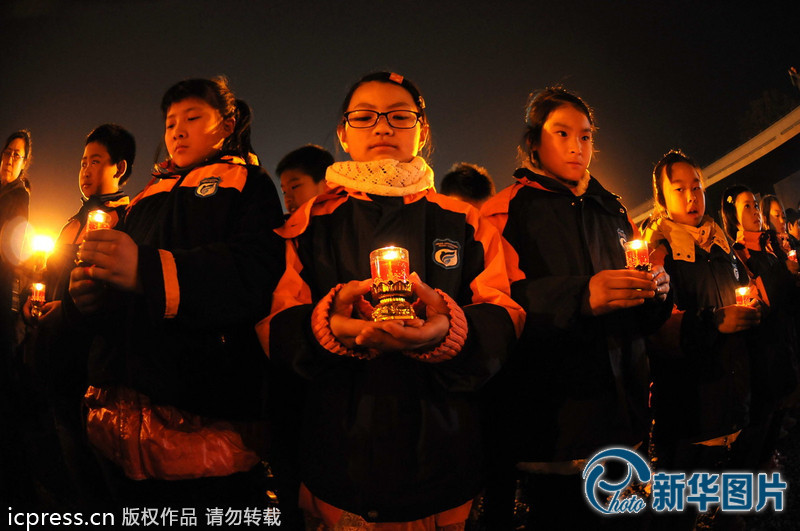 “為南京大屠殺遇難者守靈儀式暨和平燭光祭”活動在侵華日軍南京大屠殺遇難同胞紀念館祭場舉行。