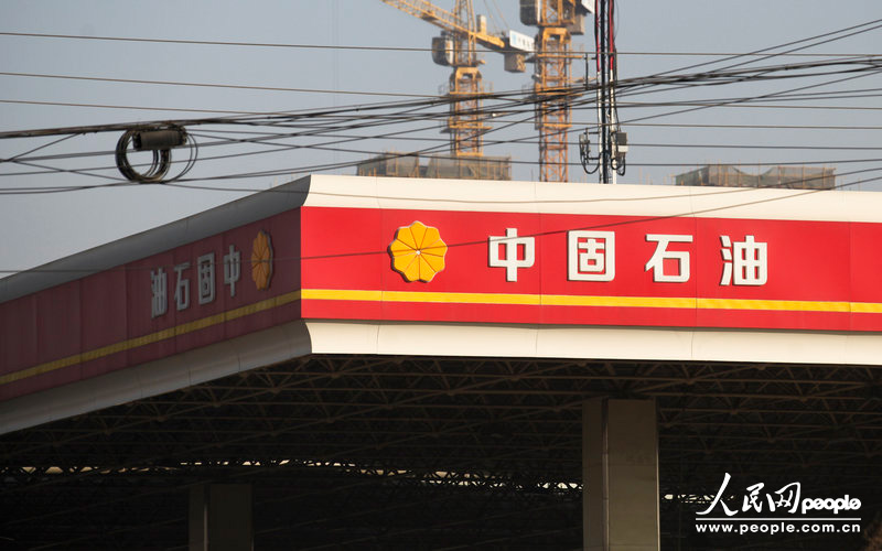 12月11日，西安市東三環(huán)北段，一名字為“中固石油”的加油站從遠(yuǎn)處看去和“中國石油”加油站十分相似。