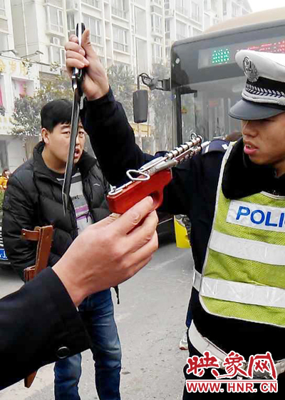 據(jù)當(dāng)事交警描述，男子自知車上有刀，在車輛被逼停后，車上的另一名男子試圖將刀具交給到達(dá)現(xiàn)場的同伴。
