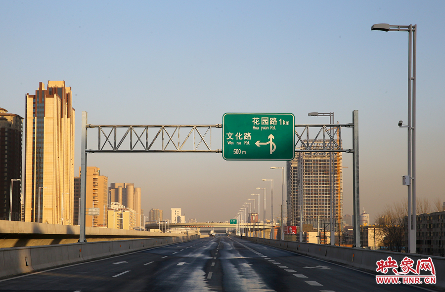 北三環(huán)快速路文化路段標識牌提示，匝道直接可上文化路向北。