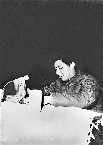 1983年12月22日,時任中共正定縣委書記習(xí)近平在發(fā)展商品生產(chǎn)三級干部會上講話。