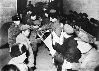 1985年4月6日,時任中共正定縣委書記習(xí)近平在全縣首季開門紅表彰大會上頒獎。