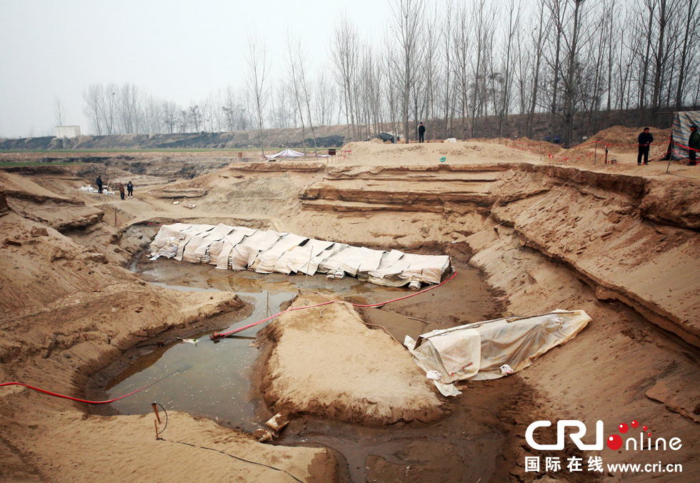 2014年1月6日，河南洛陽(yáng)古沉船發(fā)掘現(xiàn)場(chǎng)，兩艘古沉船，一艘已經(jīng)挖掘出土，另一艘還有一半埋在沙丘里。
