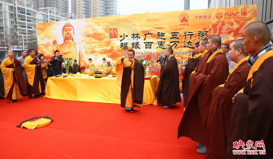 1月8日上午，鄭州市中原萬達(dá)廣場(chǎng)上，少林寺的僧人們?yōu)榕D八節(jié)做法事施粥。