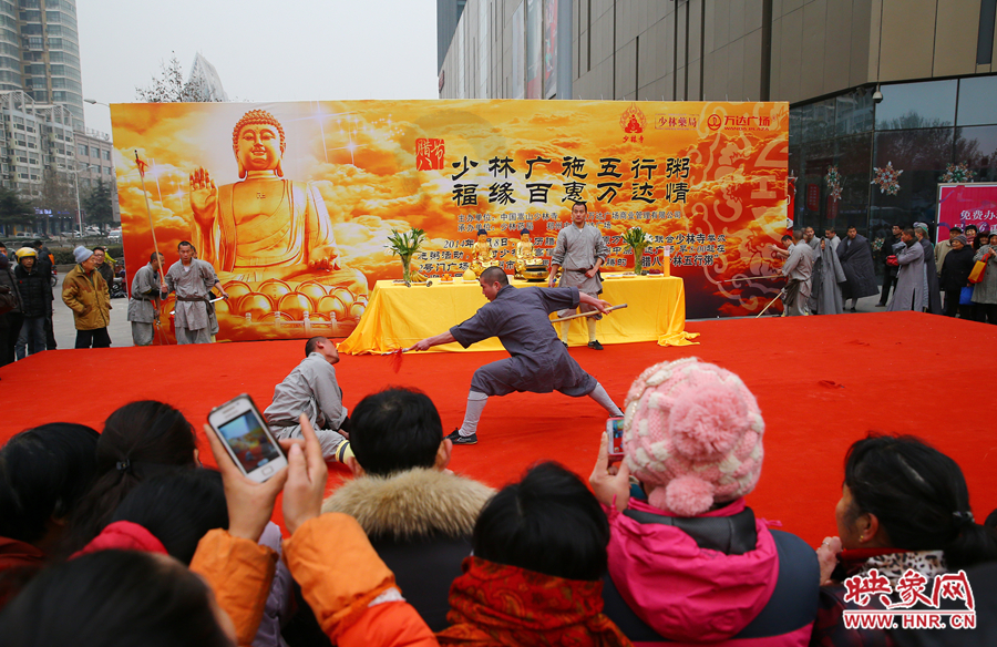 少林寺布施五行粥現(xiàn)場(chǎng)，少林僧人的武術(shù)表演